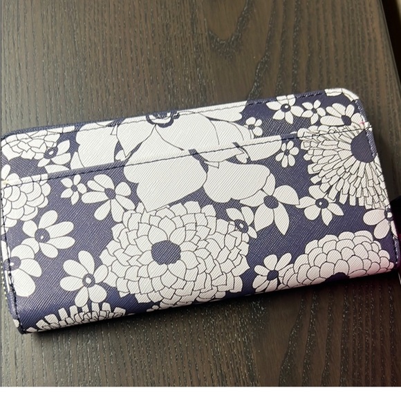 ❤️❤️ Trina Turk Floral Wallet - Navy❤️❤️ - Picture 2 of 5